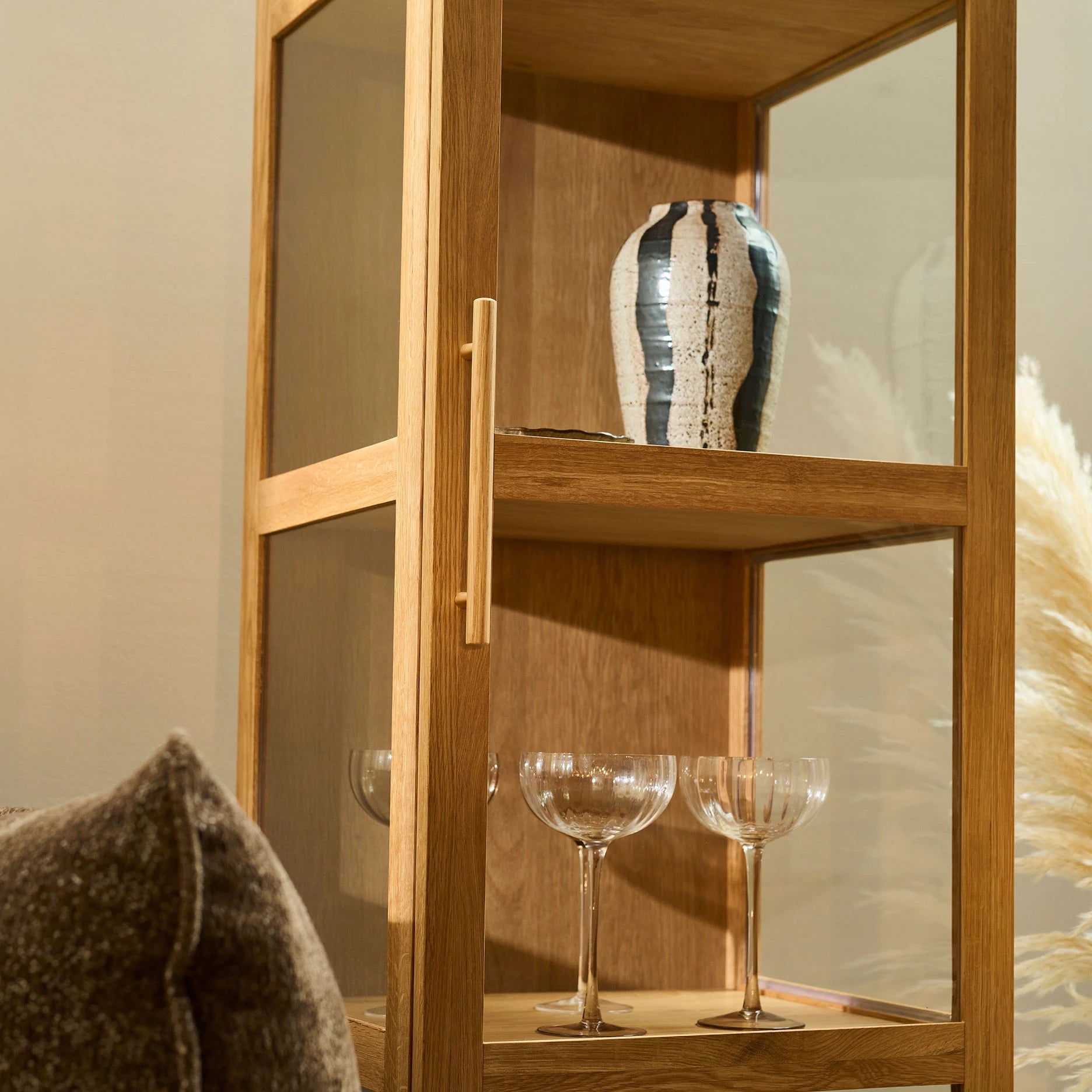 Akeru II VitrinenschrankH180xB45